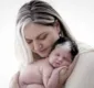 
                  'Virou minha pop star', diz mãe de bebê com mecha branca