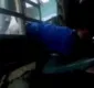 
                  Vídeo mostra homem entalado em porta após tentar assaltar casa