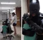 
                  Menino de 4 anos com leucemia recebe o 'Batman' em hospital