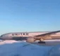 
                  Passageiros ficam 16h presos dentro de avião após porta congelar
