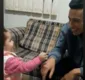 
                  Bebê tenta se comunicar com pai deficiente usando sinais