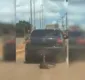 
                  Vídeo flagra momento em que cachorro é arrastado por carro