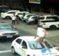 
                  Vereador passa por cima de carro parado na faixa de pedestre