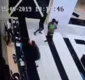 
                  Câmeras registram momento em que homem é baleado dentro de hotel