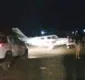 
                  Avião de cantor faz pouso de emergência com auxílio de faróis
