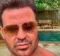
                  Eduardo Costa chuta celular de fã e web critica o cantor