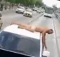 
                  Mulher dirige com o marido pelado no teto de carro para puni-lo