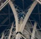 
                  Sem proteção, homem escala Torre Eiffel e monumento é esvaziado