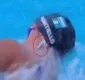 
                  Nadadora esquece de tirar fones de ouvido, mas bate recorde