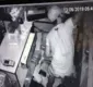 
                  Câmera flagra homem roubando distribuidora de bebida