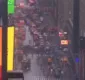 
                  Helicóptero atinge edifício de 54 andares em Nova York; vídeos