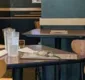 
                  Rato cai sobre mesa diante de cliente em restaurante