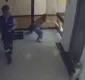 
                  Mãe salva filho de cair do quarto andar de prédio; veja vídeo