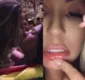 
                  Valesca dá beijão na boca de uma garota e mostra lábio machucado