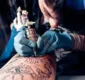 
                  Mulher faz tatuagem com erros de português e foto viraliza
