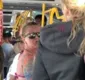 
                  Mulher joga mochila em brasileira que falava em português; vídeo