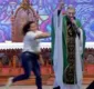 
                  Mulher empurra Padre Marcelo Rossi de altar durante missa
