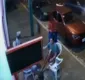 
                  Homem de muleta é atingido por roda que se soltou de carro; vídeo