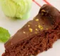 
                  Torta de chocolate ganha textura crocante com pistache; veja