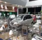 
                  Carro invade loja de posto de combustível em Salvador