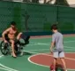 
                  Lesionado, Diego Ribas mostra habilidade jogando bola com o filho