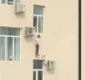 
                  Homem se arrisca para salvar criança pendurada em prédio
