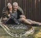 
                  Solteira, Anitta posa com cobra e cuidador bonitão: 'corajosa'