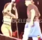 
                  Homem invade palco durante show e Anitta sai correndo assustada