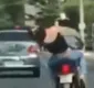 
                  Casal é visto trocando murro em cima de uma moto; veja vídeo