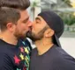 
                  Filho de Maurício de Sousa posta foto beijando o namorado