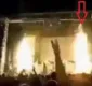 
                  Cantora morre atingida por fogos de artifício em palco
