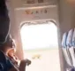 
                  Passageira abre porta de emergência de avião