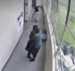 
                  Treinador evita tragédia em escola ao abraçar aluno armado
