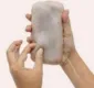 
                  Homem desenvolve capa de smartphone que imita pele humana