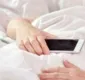 
                  Homem morre eletrocutado ao adormecer com o celular na mão