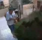 
                  Homem explode quintal de casa tentando matar baratas; veja vídeo