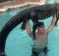 
                  Homem retira no braço jacaré que invadiu piscina de casa