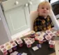 
                  Homem deixa a filha de 3 anos sozinha e ela devora 18 iogurtes