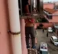 
                  Criança de 4 anos cai de janela e fica pendurado pelo pescoço