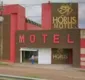 
                  Homens são presos em motel durante orgia após roubos