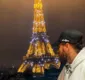 
                  Neymar posa com Torre Eiffel e solta indireta