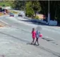 
                  Vídeo mostra menina autista acompanhada de adolescente