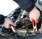 
                  Sem neuras: aprenda a fazer a chupeta na bateria do carro