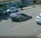
                  Carro cai em cratera aberta no meio do asfalto; veja vídeo
