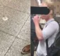 
                  Homem é visto escovando os dentes no metrô