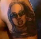 
                  Cantor tatua rosto de Anitta no braço: 'mudou minha vida'