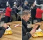 
                  Vídeo de homem comendo durante briga em restaurante viraliza