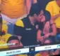 
                  Câmera flagra homem traindo a esposa durante jogo de futebol