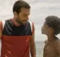 
                  'Amor de mãe': Sandro se perde de Tiago durante arrastão na praia