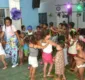 
                  Centro de acolhimento realiza bailinho infantil durante a folia
